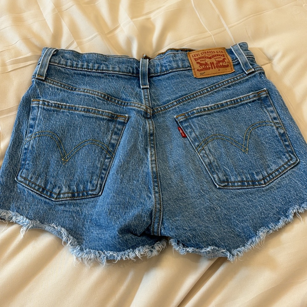 Women’s Levi’s 501 button fly denim shorts - Picture 3 of 8